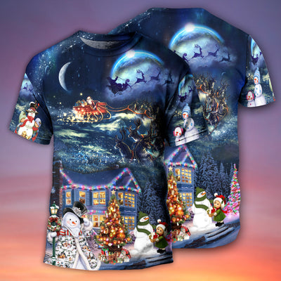 Christmas Santa Claus Family In Love Light Art Style - Round Neck T-shirt - Owls Matrix LTD